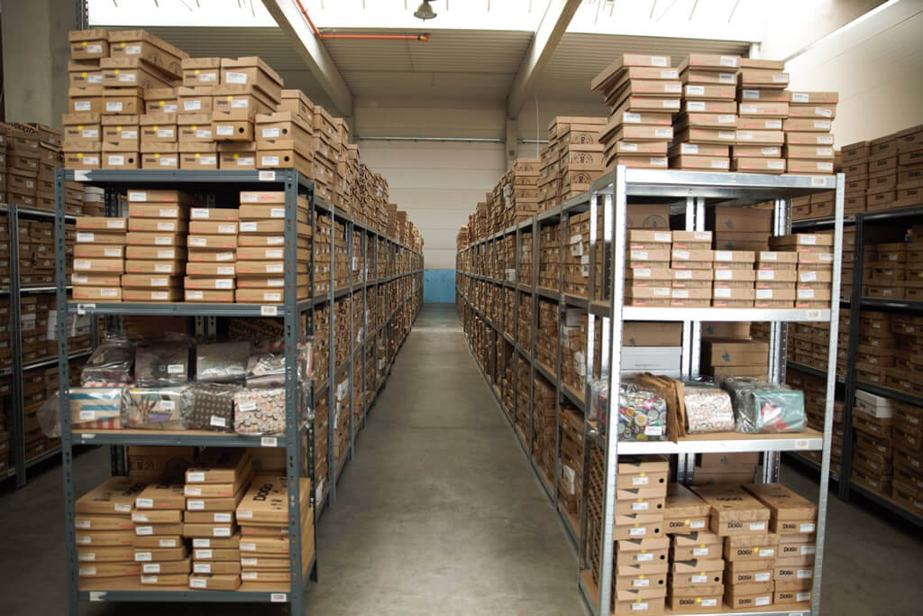 Regallager bei DoGo-Shoes