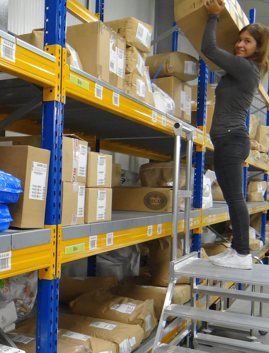 Mitarbeiterin im Lager