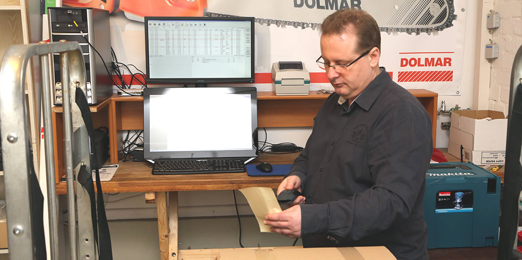 A. Wieczorek beim Scannen mit JTL-WMS