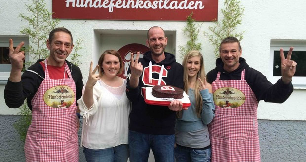 Mitarbeiter vorm Hundefeinkostladen in Wien