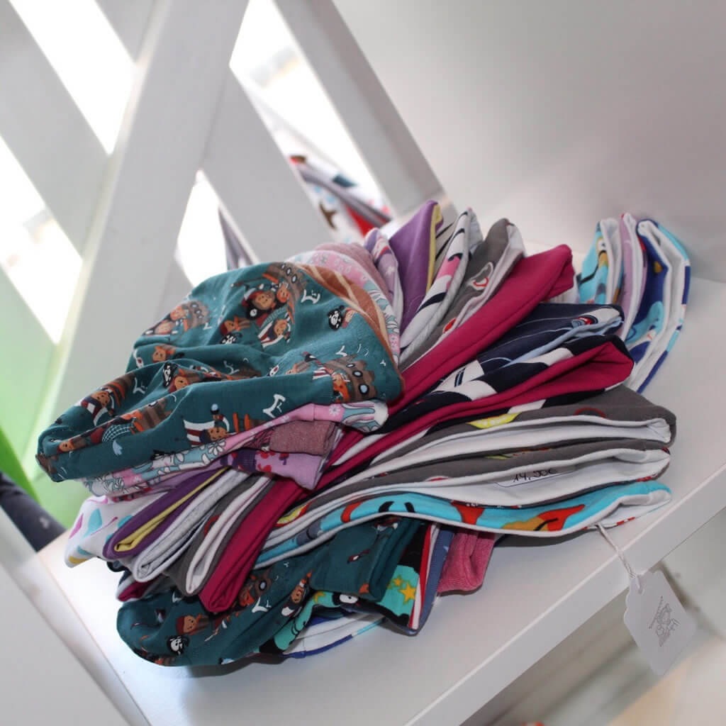 Viele Beanies und Mützen