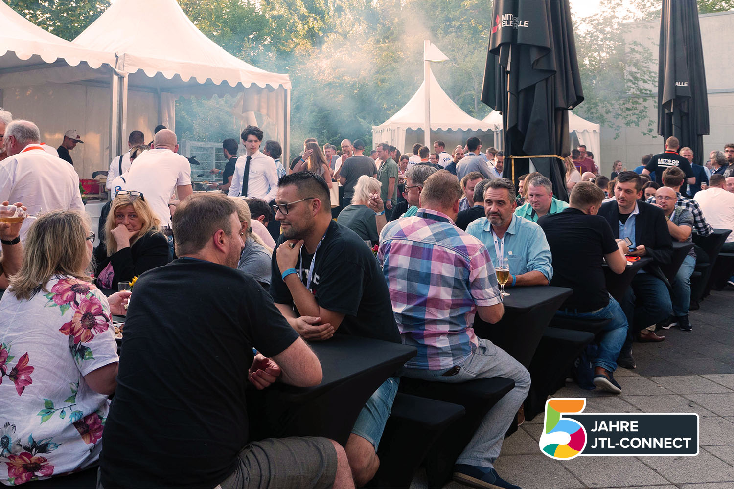 Menschen sitzen, essen, trinken auf der Aftershowparty der JTL-Connect 2019