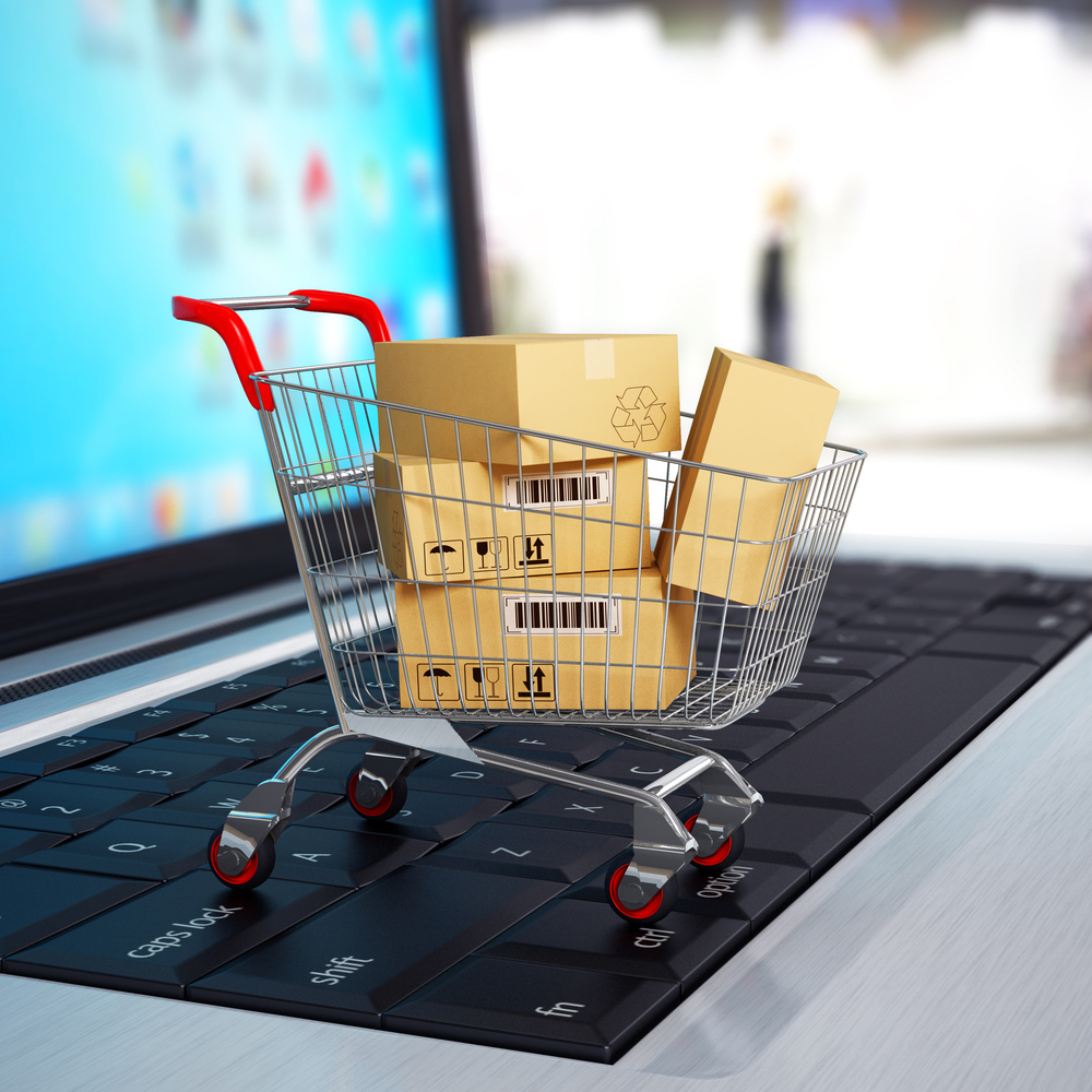 Miniatur Warenkorb Onlinehandel auf Tastatur