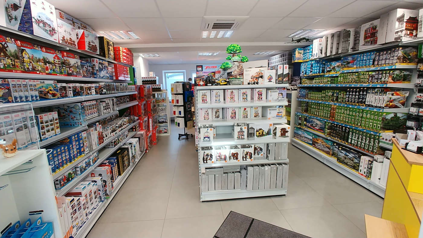 Zwischen den Regalen von Tims Klemmbausteinladen in Hannover