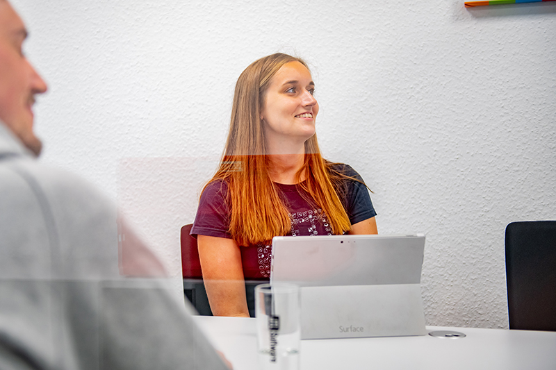 JTL Mobile-Entwicklerin Maria in einem Meeting mit Kollegen