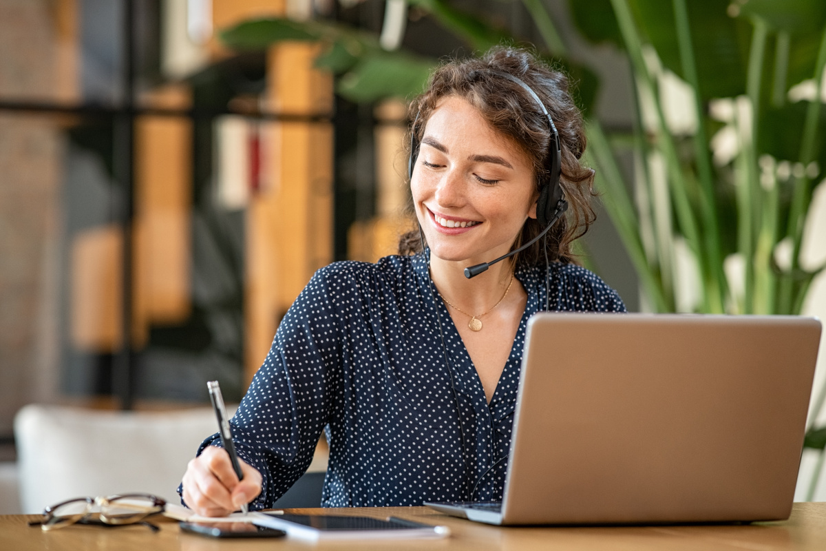 Eine Support-Mitarbeiterin holt Kundenfeedback ein