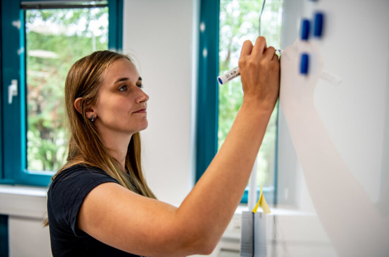 Maria JTL-Mitarbeiterin am Whiteboard