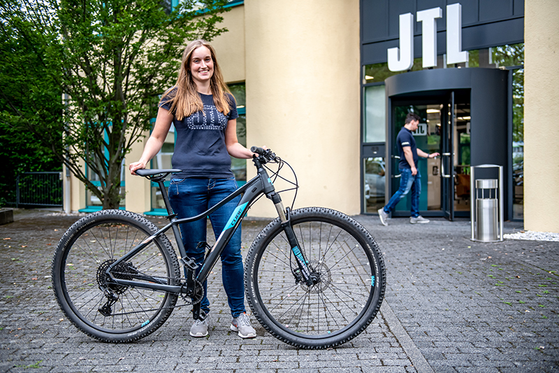 JTL Mobile-Entwicklerin Maria mit ihrem JobRad am Standort Hürth