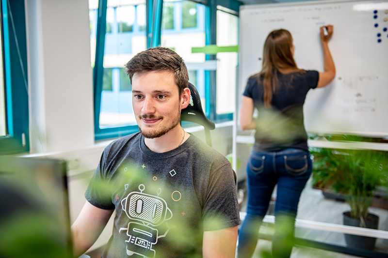 JTL-Mitarbeiter Max an seinem Arbeitsplatz am Standort Hürth.