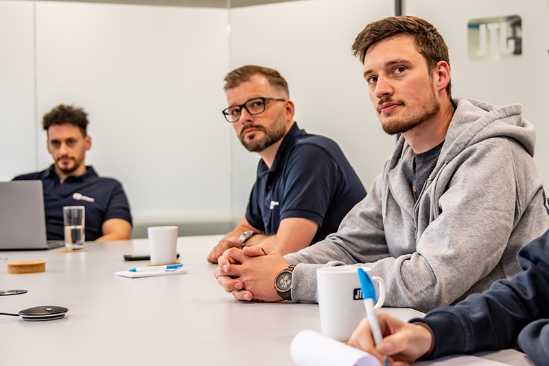 JTL-Mitarbeiter Max in einem Meeting mit Kollegen.