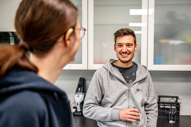 Max JTL-Mitarbeiter in der Kaffeepause mit Kollegen