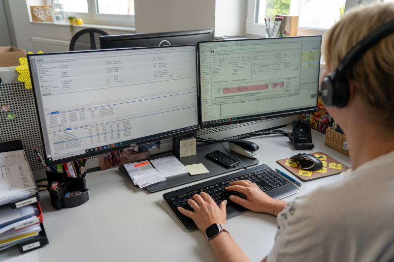 Büromitarbeiterin arbeitet mit JTL-Wawi