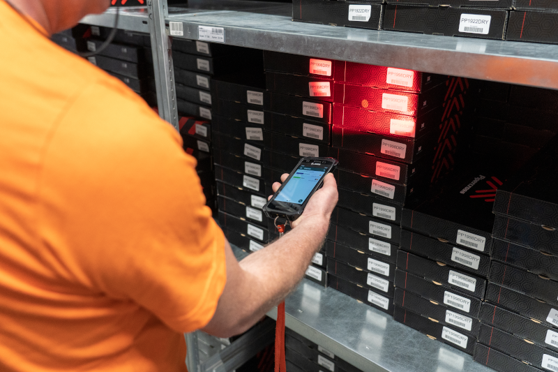 Lagermitarbeiter scannt Artikel