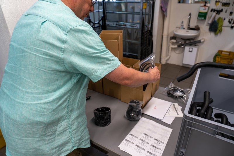 Lagermitarbeiter packt Ware ein