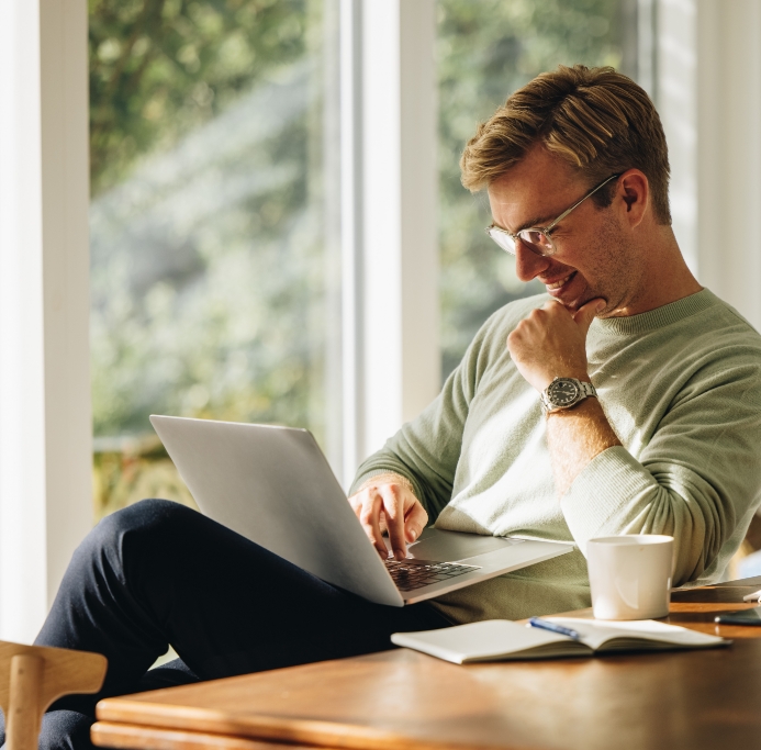 Kernvorteile von der Warenwirtschaft JTL-Wawi - Mann im Home Office am Laptop