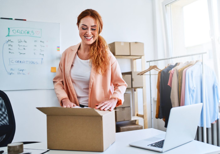 JTL-Wawi - Frau packt Pakete