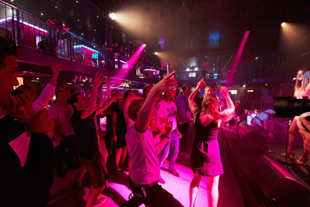 Ausgelassene Party zu Live-Musik