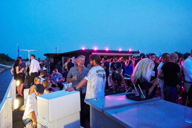 Gäste feiern nach der JTL-Connect auf dem Event-Schiff Oceandiva
