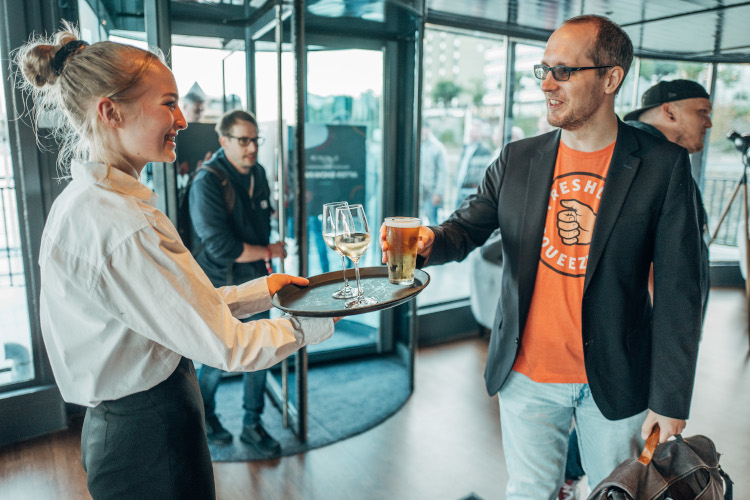 JTL-Connect 2022: Sektempfang auf der OCEAN DIVA