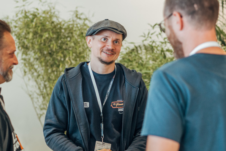 JTL-Connect 2022: Messebesucher im Gespräch