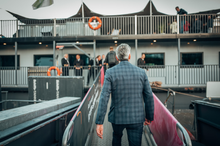 JTL-Connect 2022: Mann geht auf OCEAN DIVA