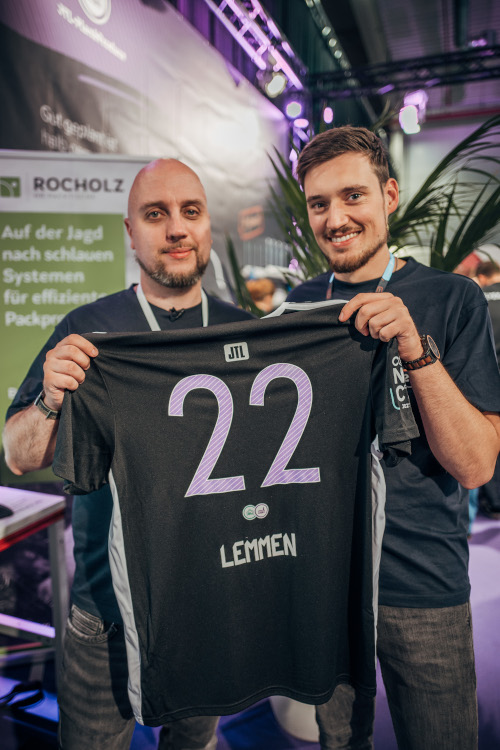 JTL-Connect 2022: JTL-Mitarbeiter zeigen bedrucktes Trikot