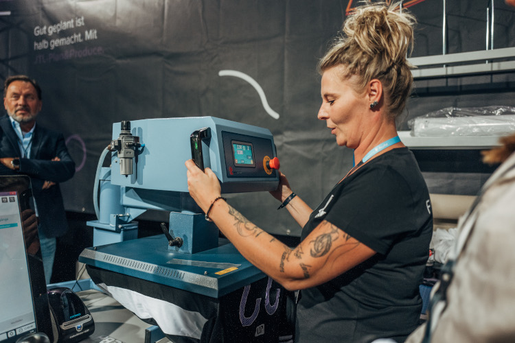 JTL-Connect 2022: Frau bedient Druckmaschine