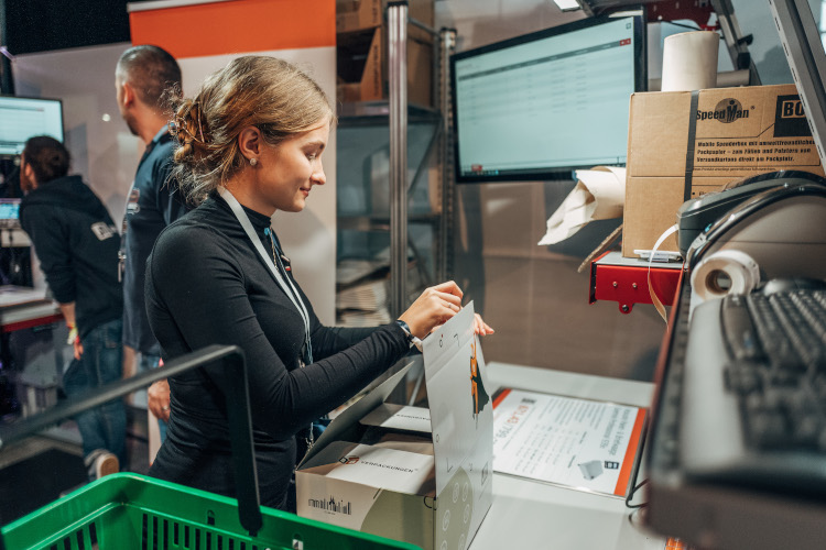 JTL-Connect 2022: Frau packt im JTL-WMS Demolager