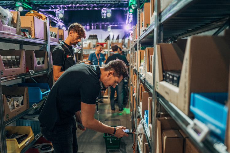 JTL-Connect 2022: Mann pickt Messegoodies