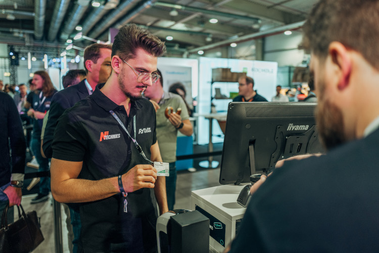 JTL-Connect 2022: Mann am JTL-WMS Demolager