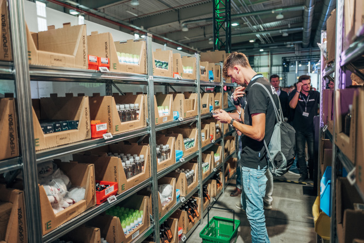 JTL-Connect 2022: Mann pickt am JTL-WMS Demolager