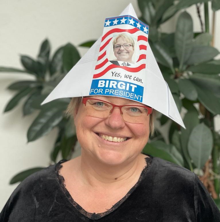 JTL-Teamleiterin Birgit trägt einen Hut von ihren Kolleginnen mit der Aufschrift 