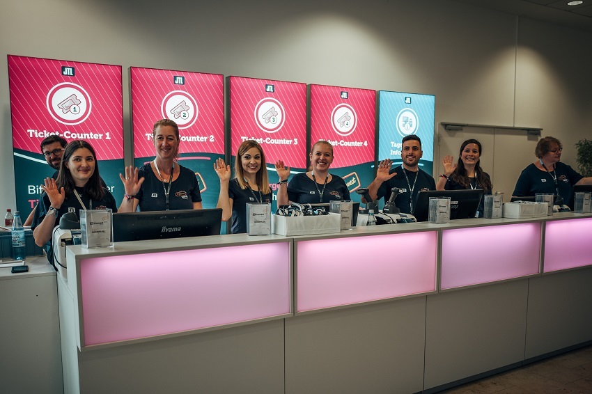 Birgit und Ihr Team am Ticket-Counter auf der JTL-Connect 2022