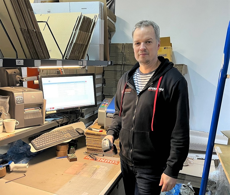Christian Becker von just-SOUND am Packtisch mit JTL-WMS