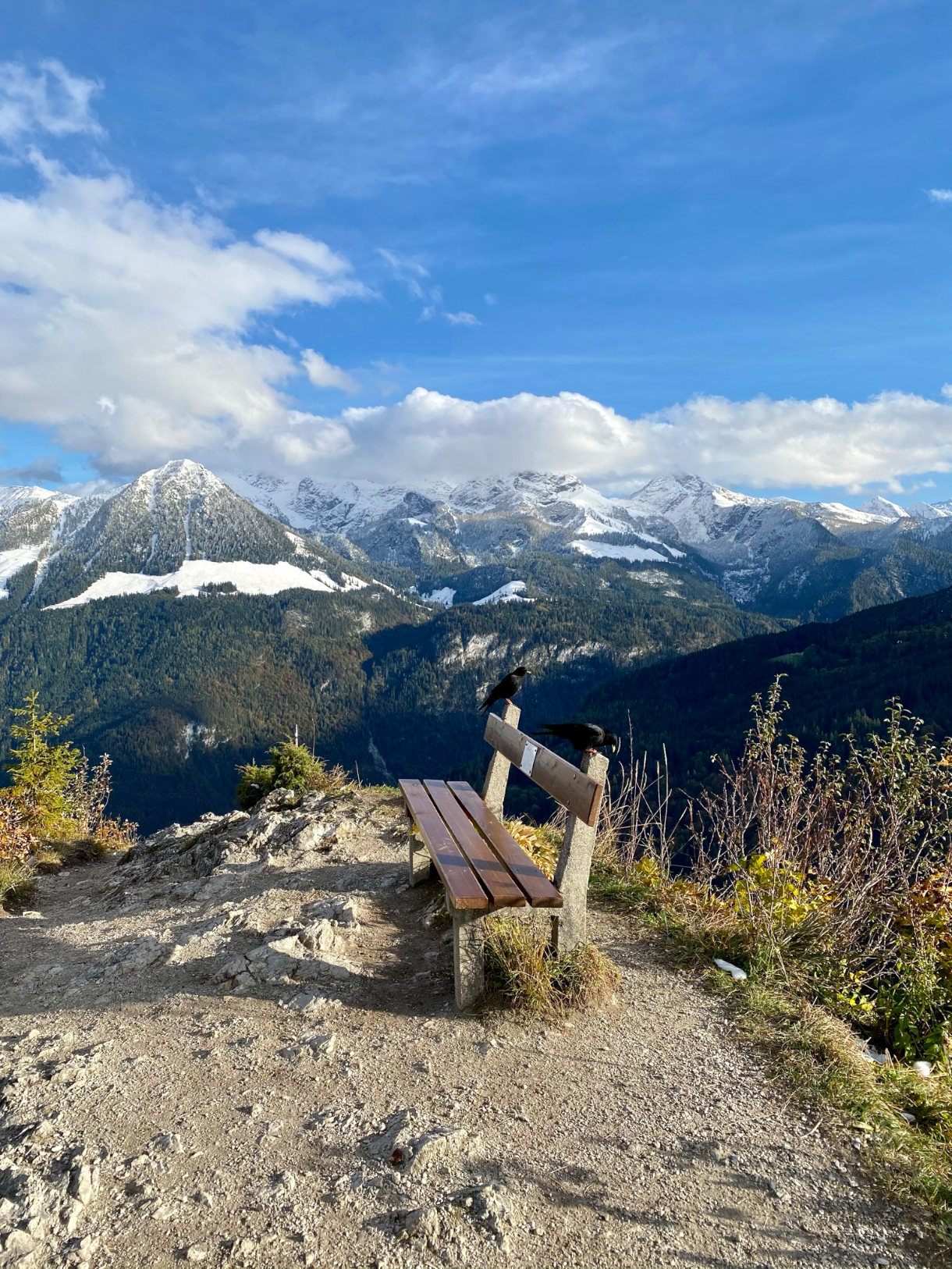 Gebirge mit Wolken mit Sitzbank