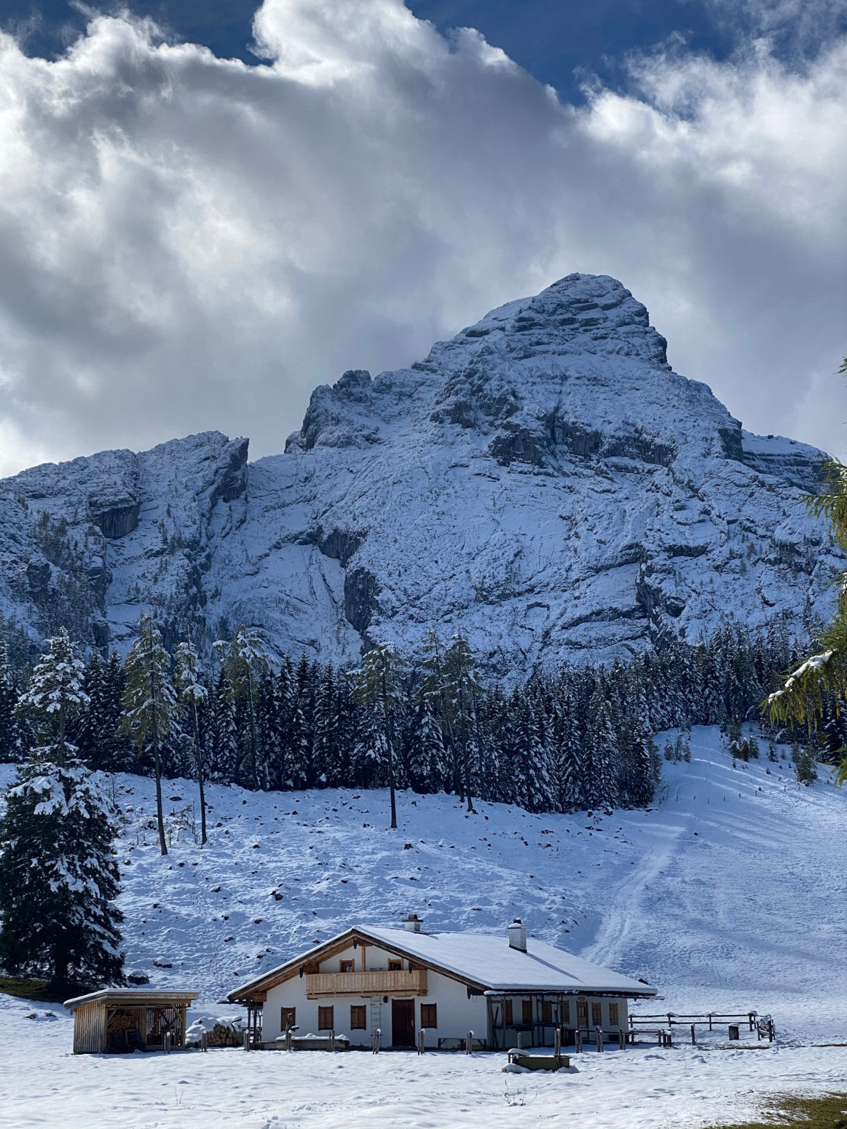 Beschneites Gebirge mit Hütte
