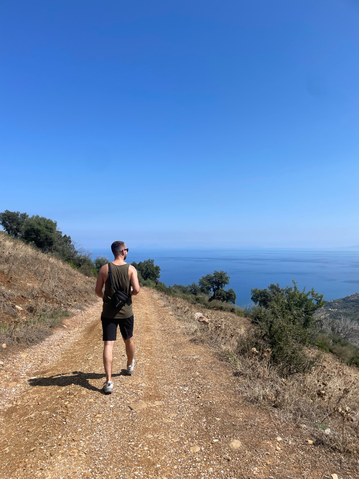 Felix wandert im Sommer einen Pfad entlang