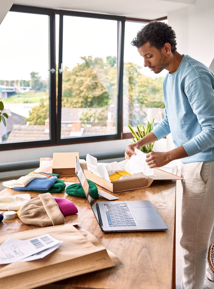 Ware sicher verpacken mit Versandmaterial von DHL