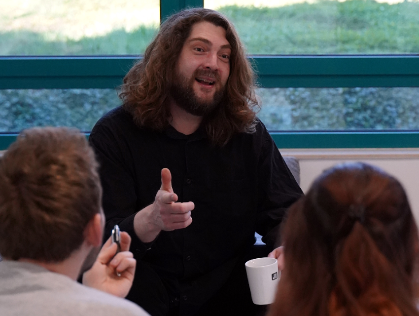 JTL-Mitarbeiter unterhalten sich