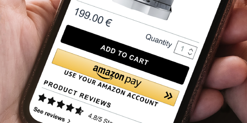 Hand hält Handy mit mobiler Ansicht von Bezahloption mit Amazon Pay