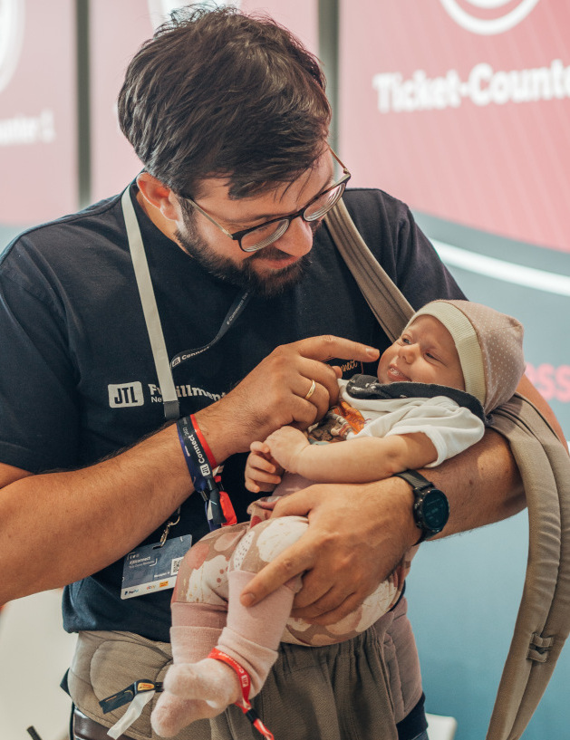 Mann mit Baby auf dem Arm