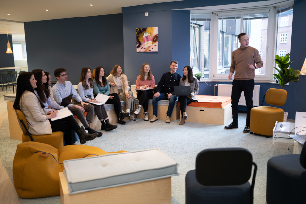Team beim Meeting im Büro