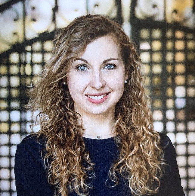 Lächelnde junge Frau mit Locken im Portrait
