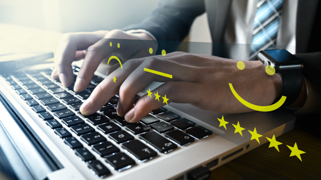 Hände auf Tastatur mit Bewertungen zur Zufriedenheit