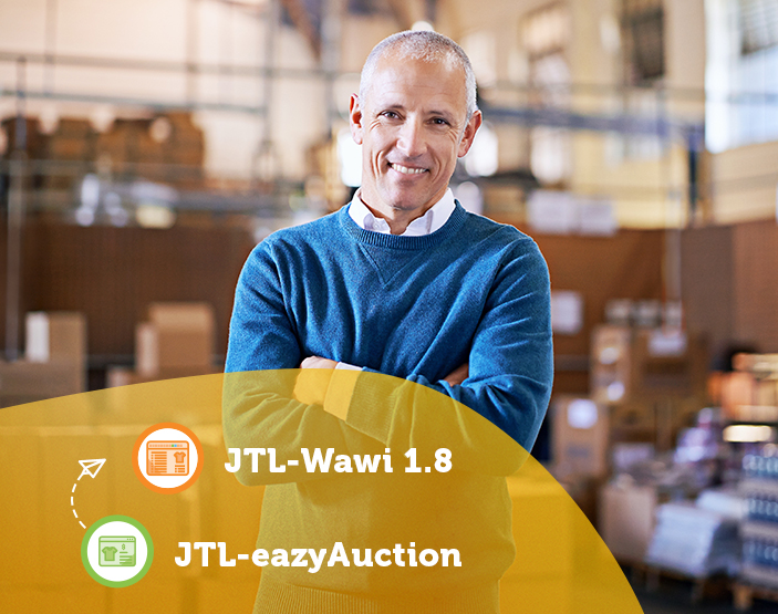 Älterer Mann mit blauem Pulli im Lager