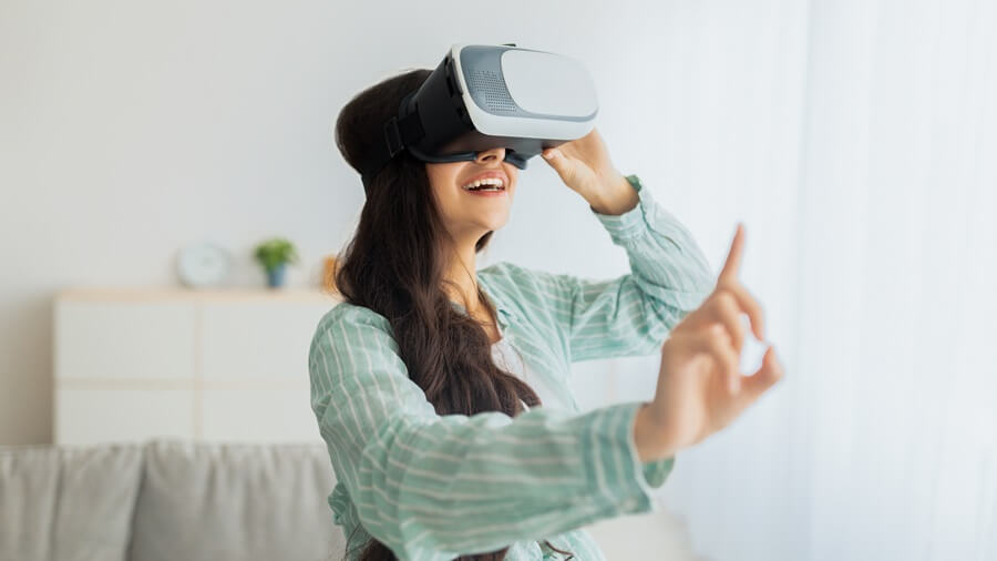 Virtual Reality im E-Commerce: Junge Frau trägt eine VR-Brille für Einkäufe im Internet.