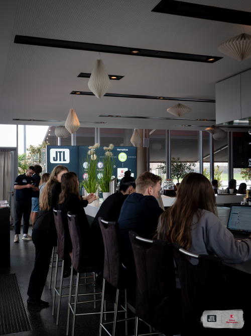 JTL-MeetUp: Impression der Bar mit Teilnehmern
