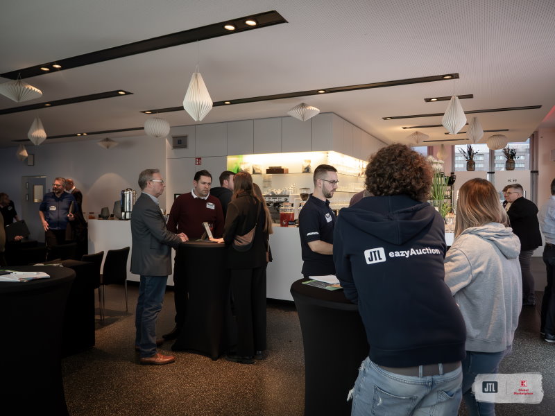 JTL-MeetUp: Die Gäste treffen sich zum Networken bei Kaffee und Snacks