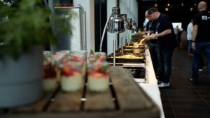 Tische mit Dessert beim Buffet der PartnerConvention.