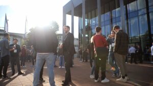 Sonniger Tag vorm Eingang des RHEIN SIEG FORUM.